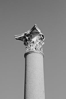 Black and white photo of a Roman column in Antalya, Türkiye, showcasing classical architecture.