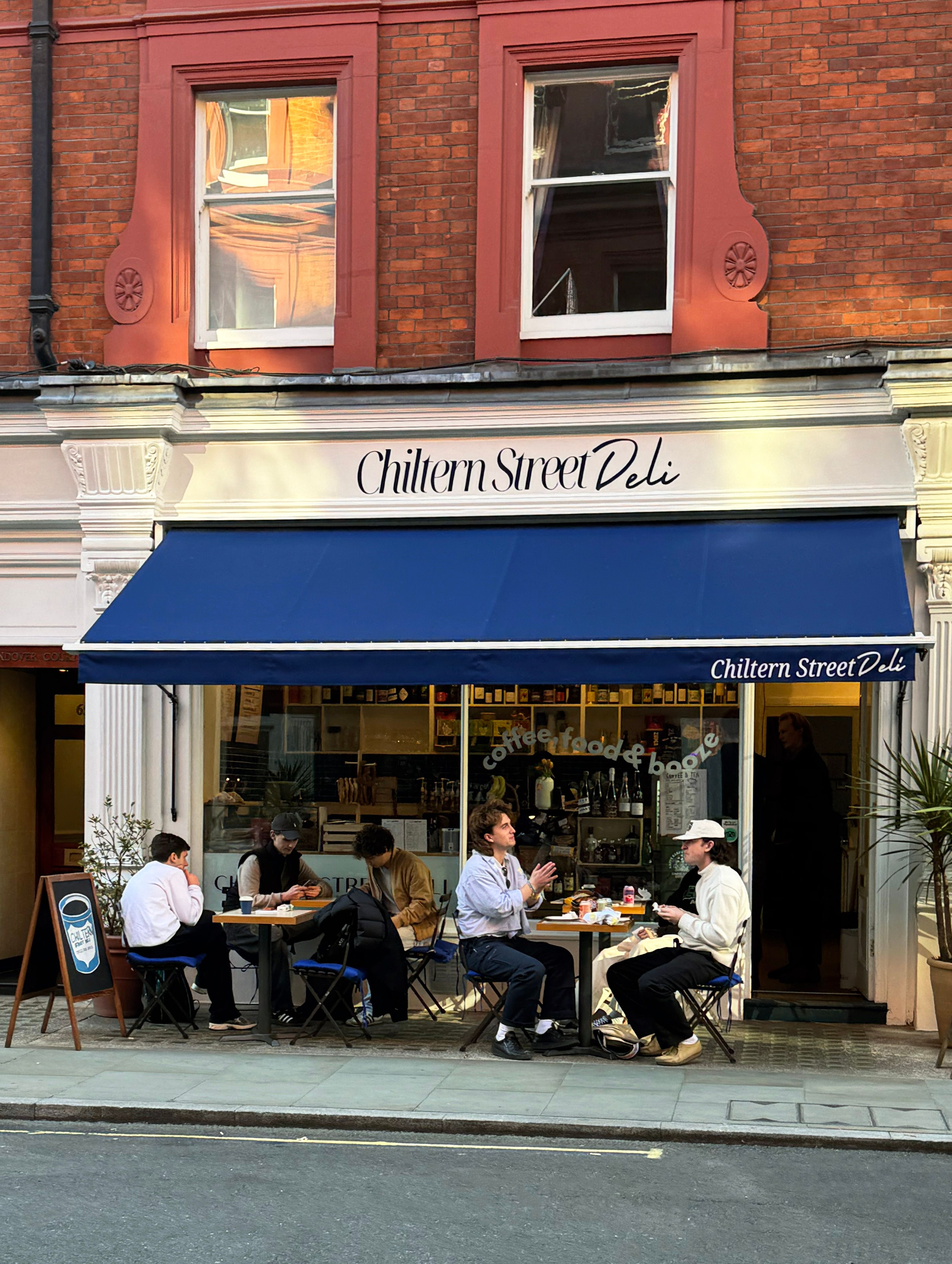 Casual Outdoor Dining at Chiltern Street Deli · Free Stock Photo