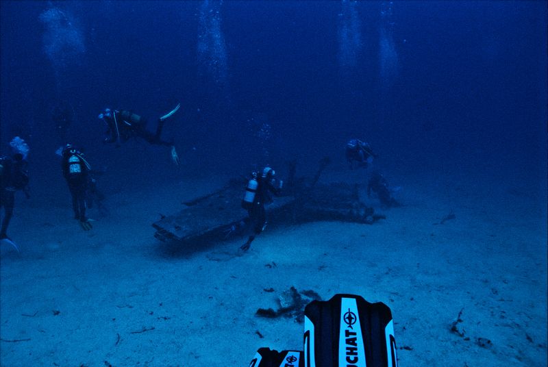 Ilustracija podvodnog istraživanja dronom na dnu oceana