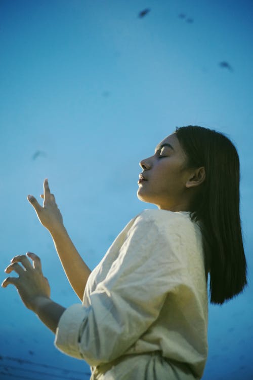 女人閉上眼睛的低角度照片