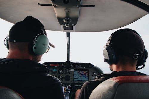 무료 헬리콥터 안에 앉아있는 두 남자 스톡 사진