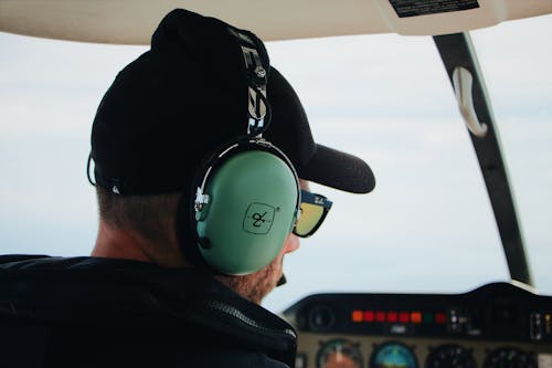 Close Up Van Een Man Met Een Koptelefoon En Een Zonnebril In De Cockpit Van Een Vliegtuig