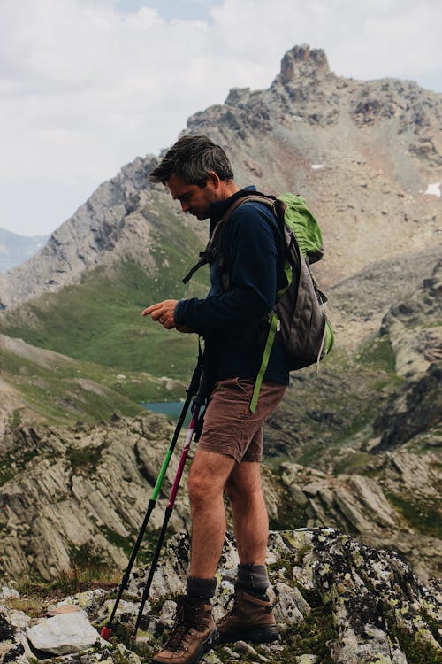 Homme Portant Un Haut à Manches Longues