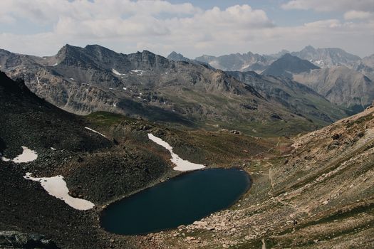 宁静的山间湖泊被崎岖的山峰环绕，景色令人惊叹