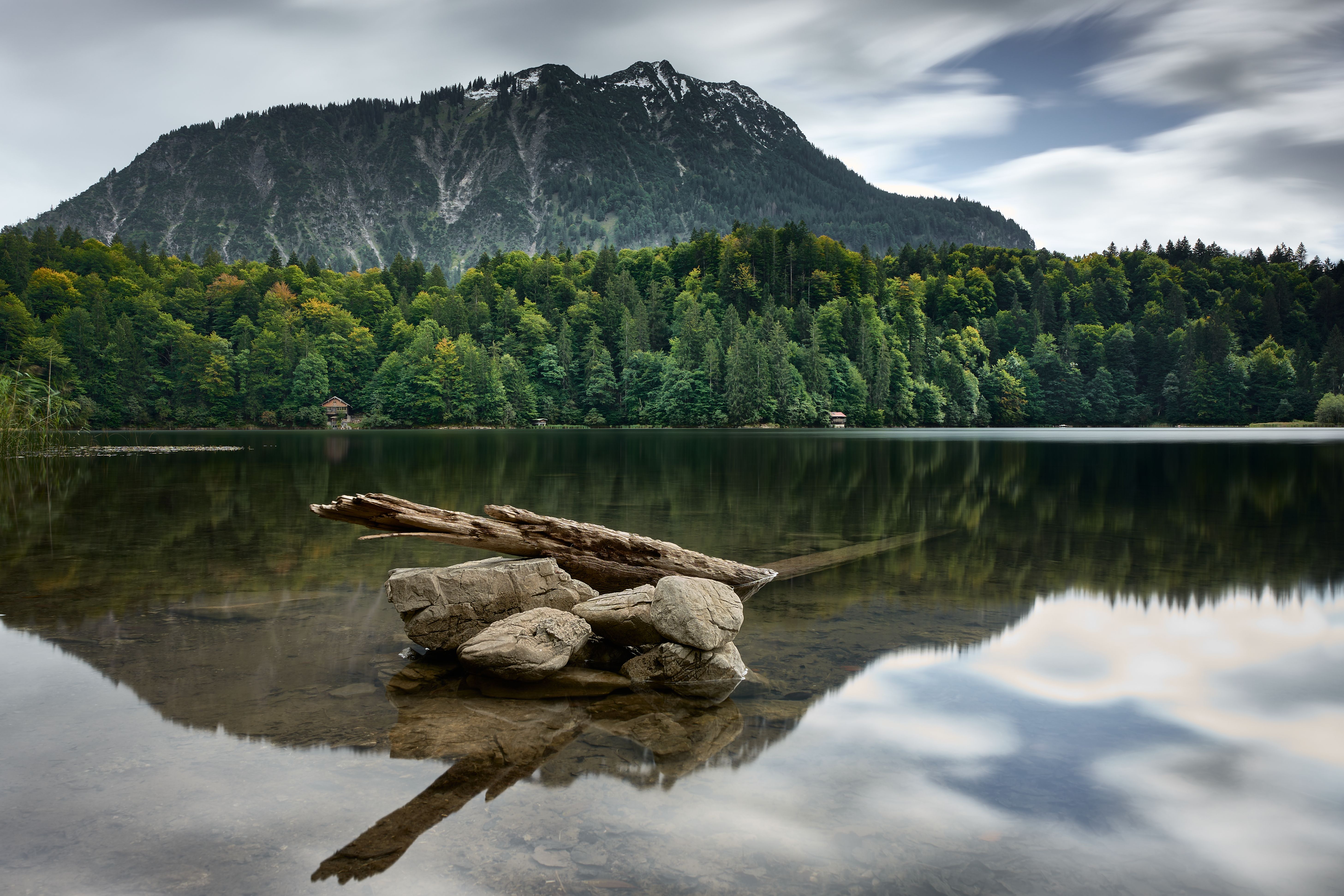 Serene Mountain Lake with Reflections and Forest · Free Stock Photo