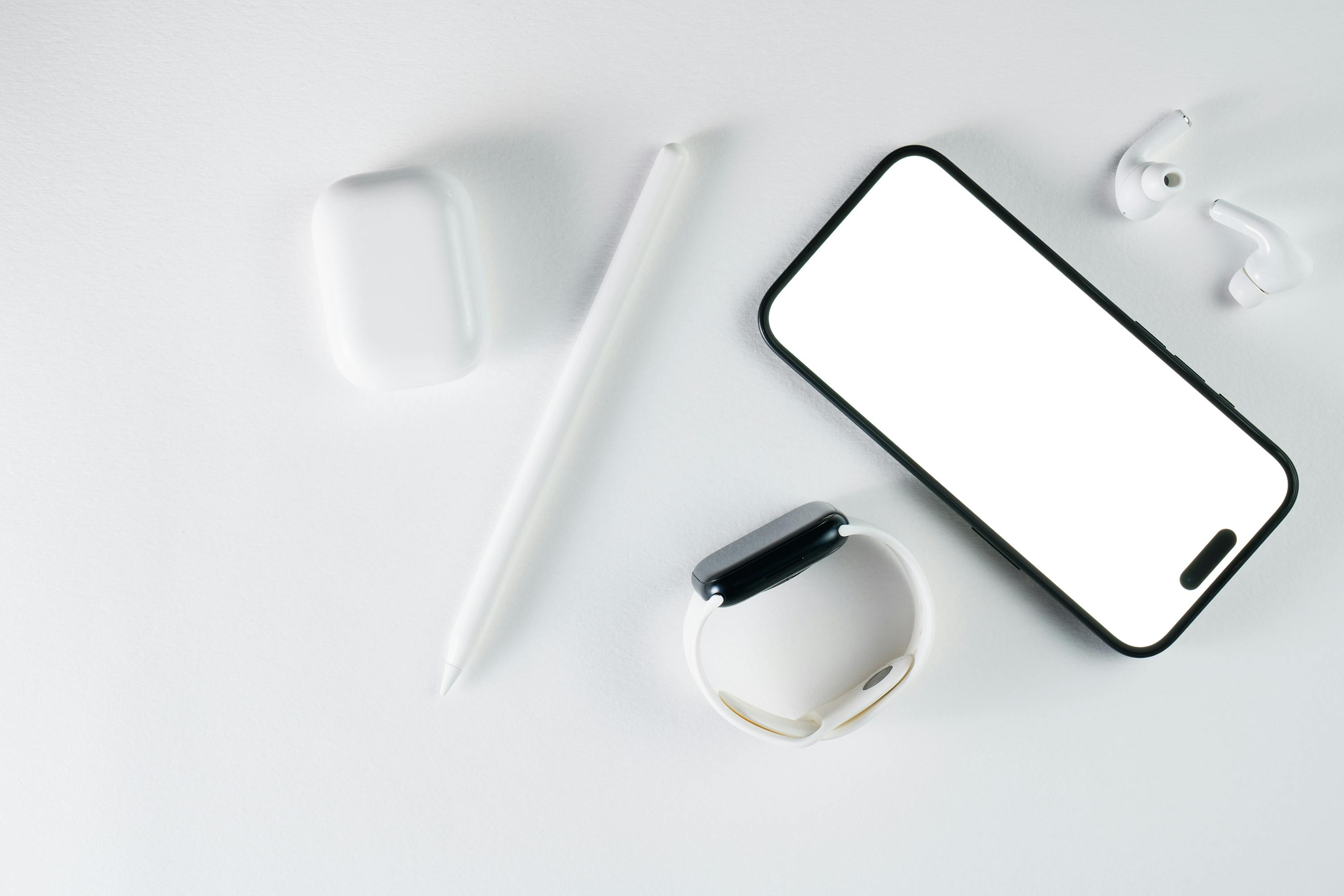 Ücretsiz Minimalist tasarım ve kablosuz bağlantıya vurgu yapan akıllı telefon ve teknoloji aksesuarlarının üstten görünümü. Stok Fotoğraflar