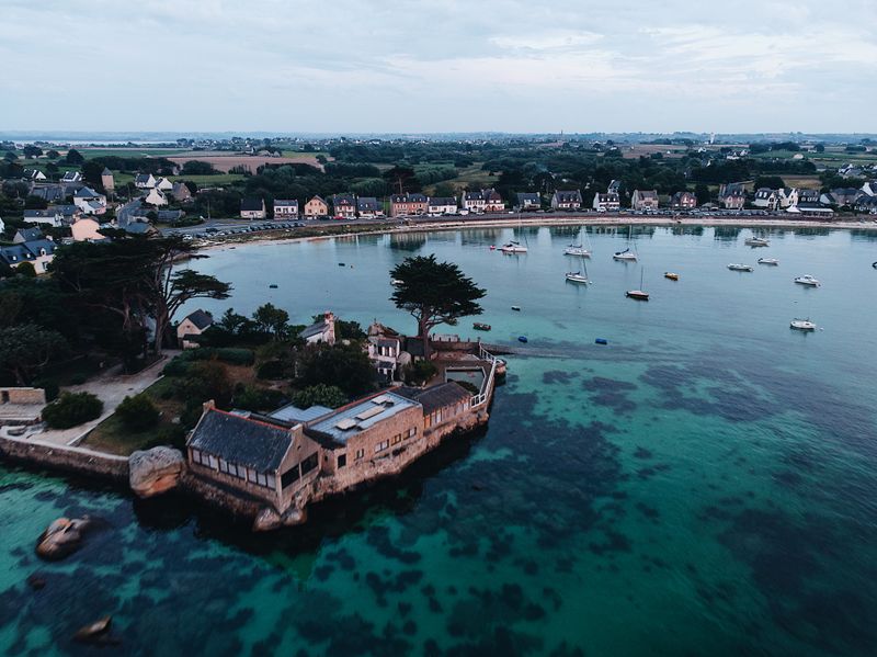 Vue aérienne d'un village côtier breton, Larmor-Plage