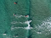 高角度镜头非常适合户外和冒险主题，它捕捉到了冲浪者在充满活力的海浪上的画面