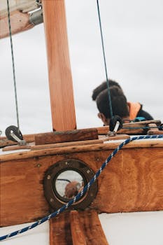 以极简主义的构图和自然元素捕捉航行的宁静