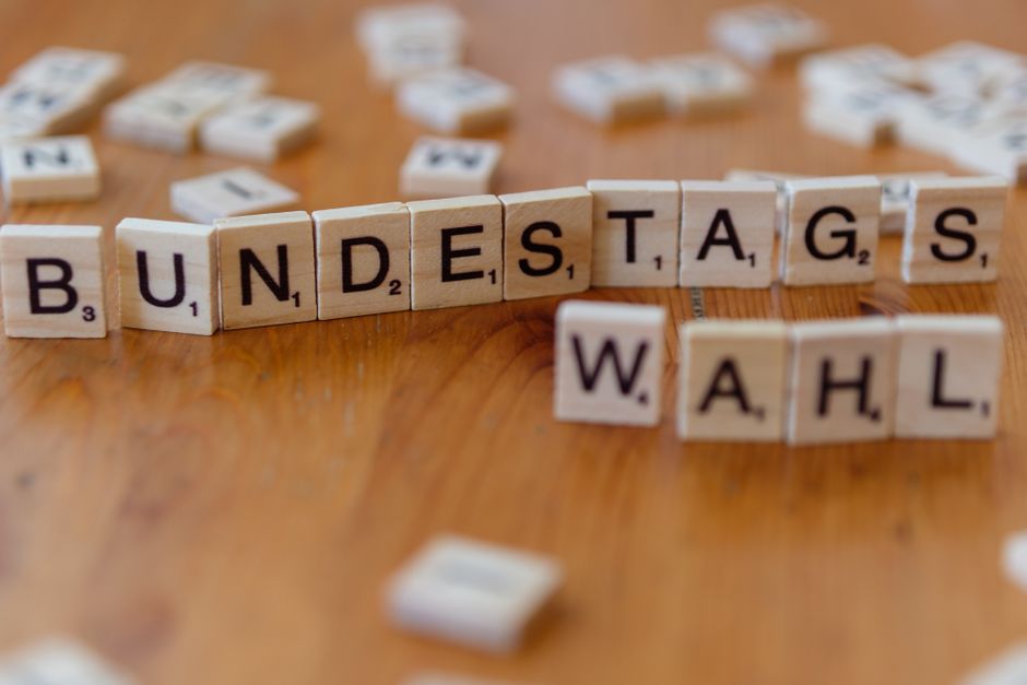 Letras de Scrabble que deletrean 'Bundestagswahl', simbolizando los temas electorales alemanes.
