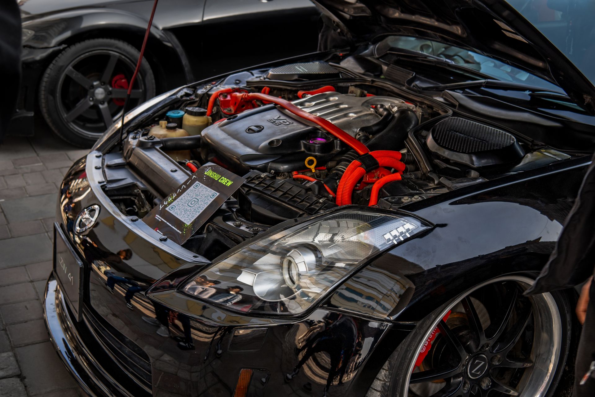 Technische Komponenten im Motorraum eines Fahrzeugs.