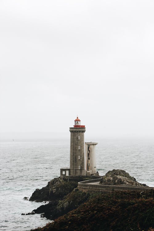 Foto Des Leuchtturms Am Meer Während Des Tages