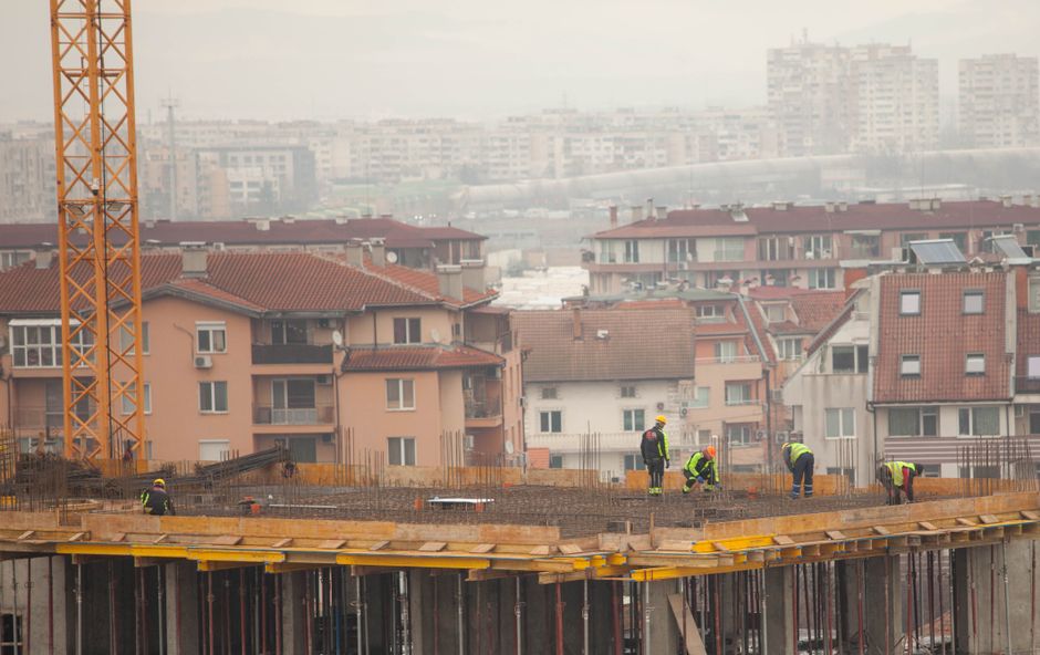 Plac budowy w mieście, dźwigi i młoty pneumatyczne generujące hałas w ciągu dnia