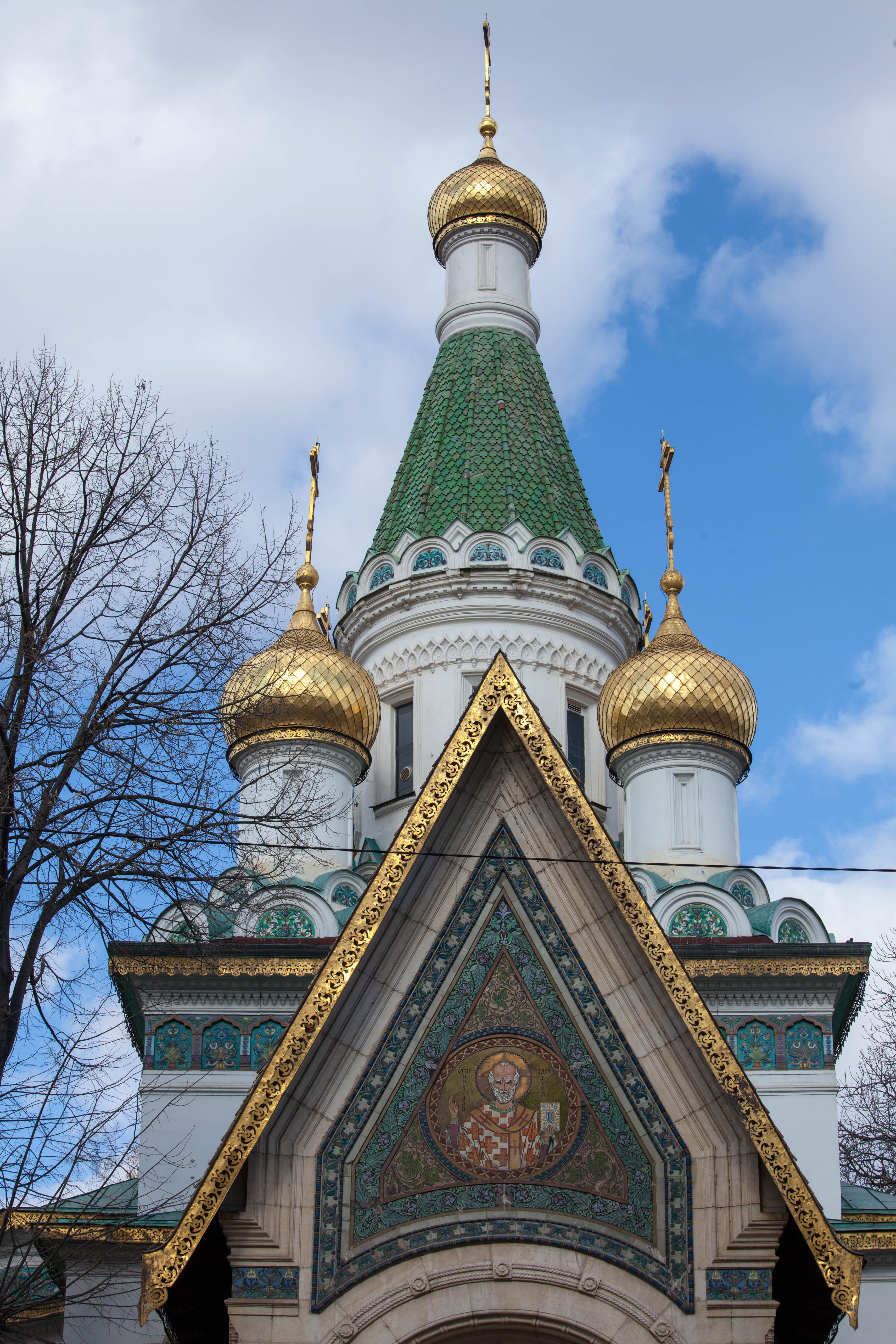 Gros plan sur les dômes dorés colorés et l'extérieur ornementé de l'Église Saint-Nicolas à Sofia, Bulgarie.