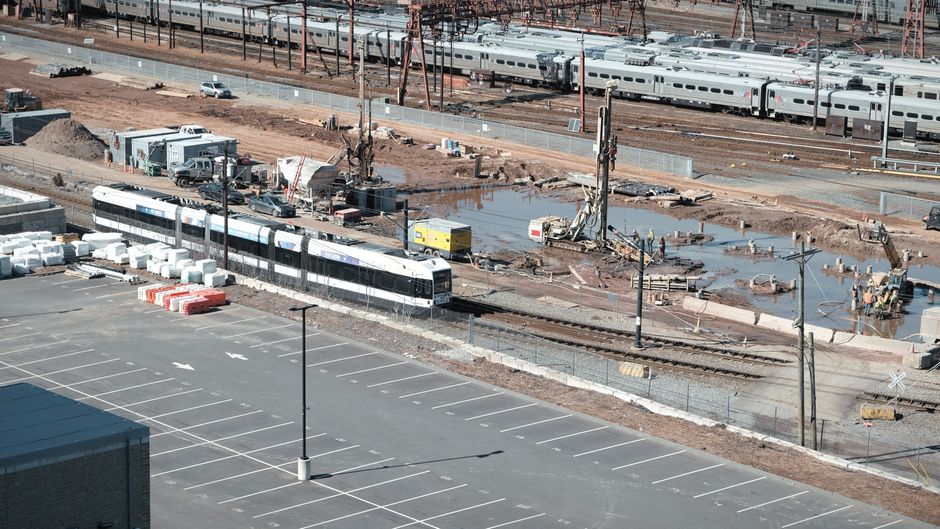 Primăria Timișoara dezvoltă parcare de 500 mp lângă Gara de Nord, în locul vechilor garaje. Parcarea supraetajată încă doar pe hârtie.