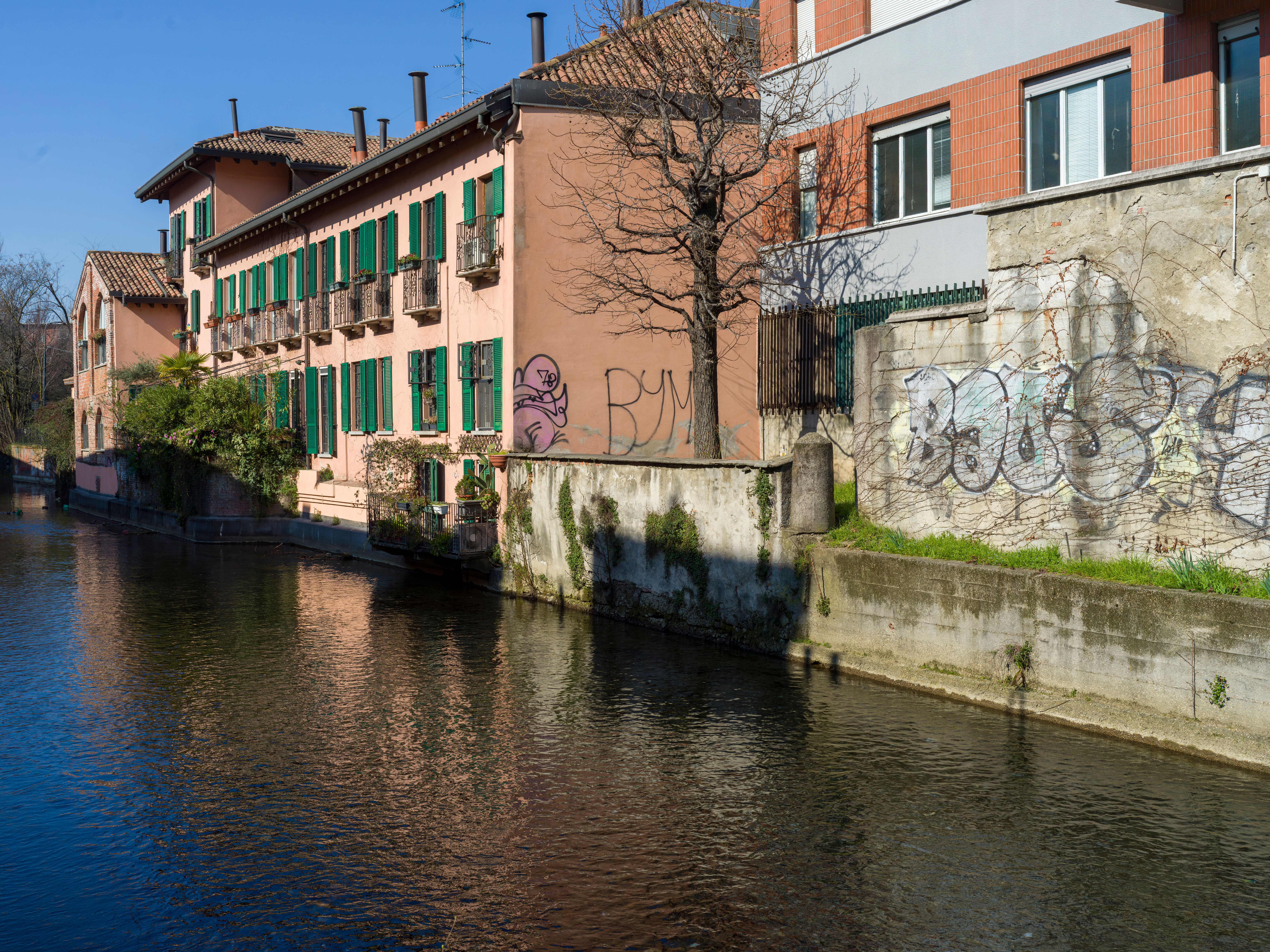 Charming Italian Canal with Historic Buildings · Free Stock Photo