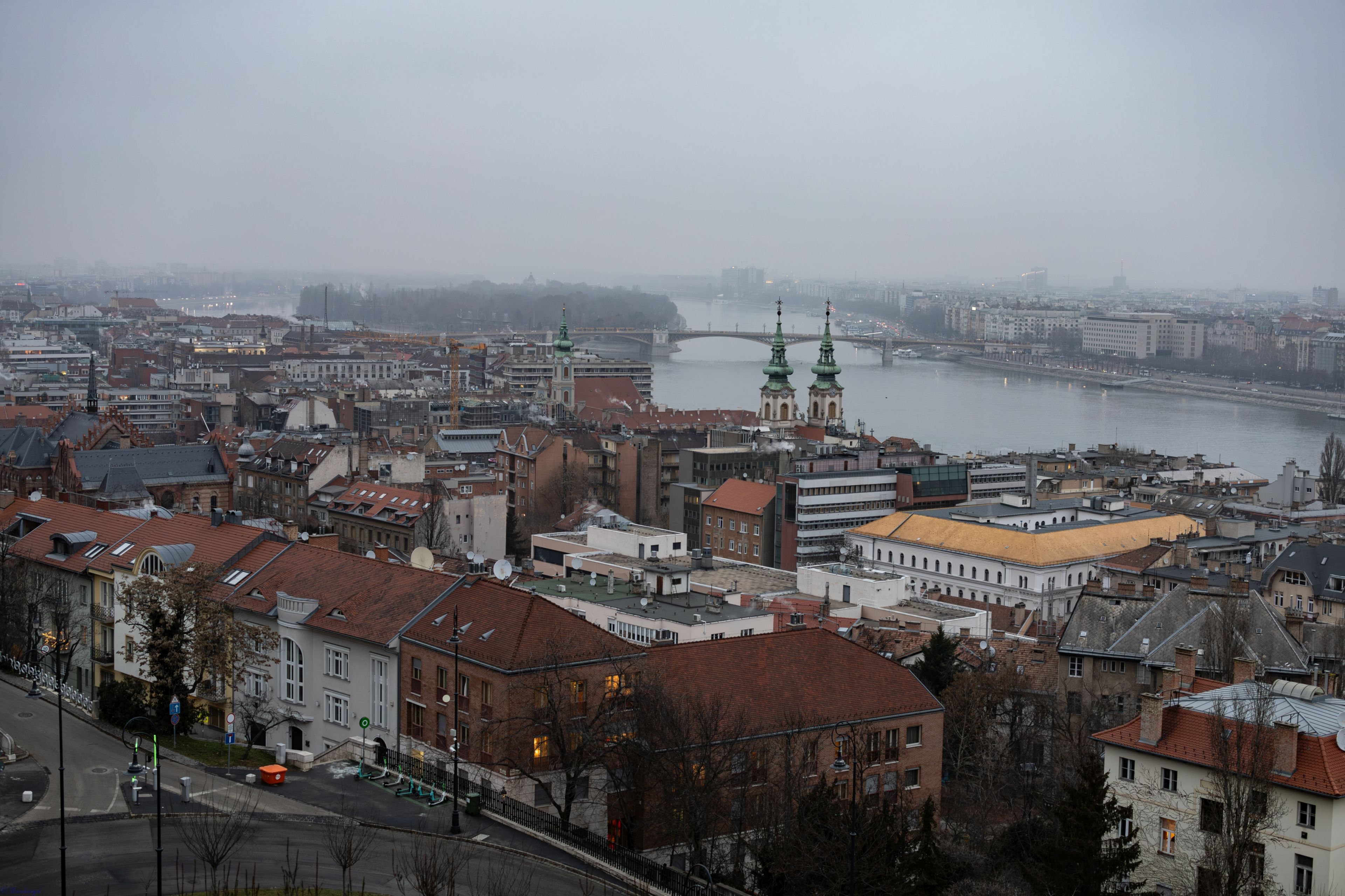 De franc Vista aèria de l'arquitectura històrica de Budapest al llarg del riu Danubi en un dia de boira. Foto d'estoc
