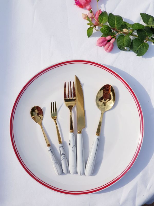 Star rimmed plates fourth of july table
