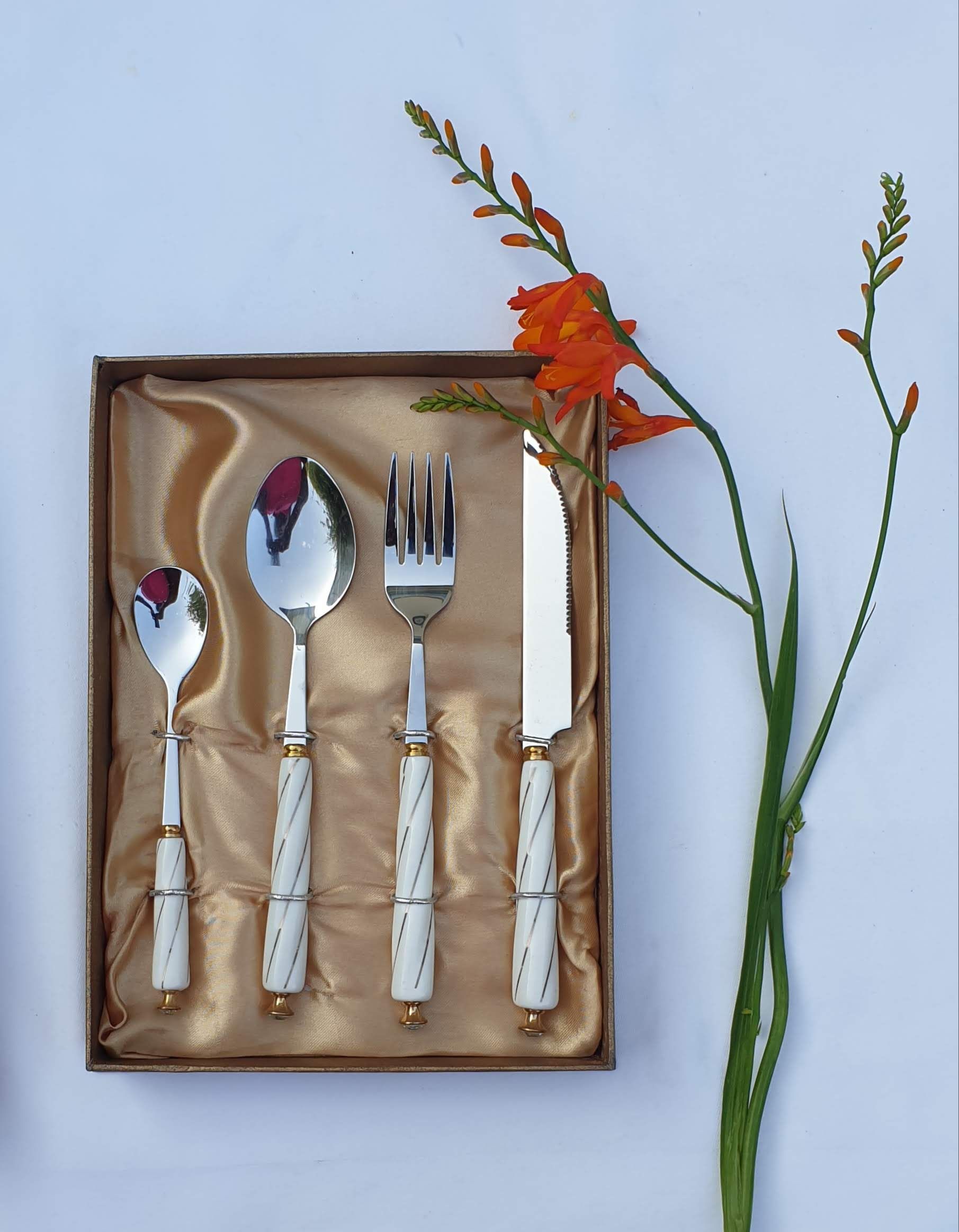 20 Piece Flatware Set