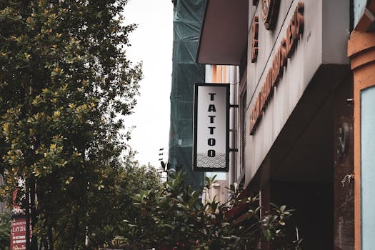 街景中城市建筑和绿化间的纹身店招牌