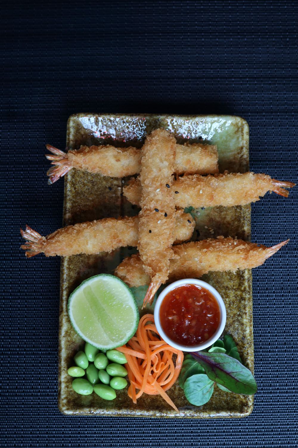 Camarones en tempura con acompañamientos; fotografía referencial