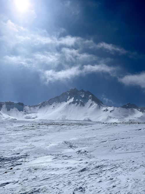 Free Serene snow-covered mountain landscape with clear blue sky and bright sunlight. Stock Photo