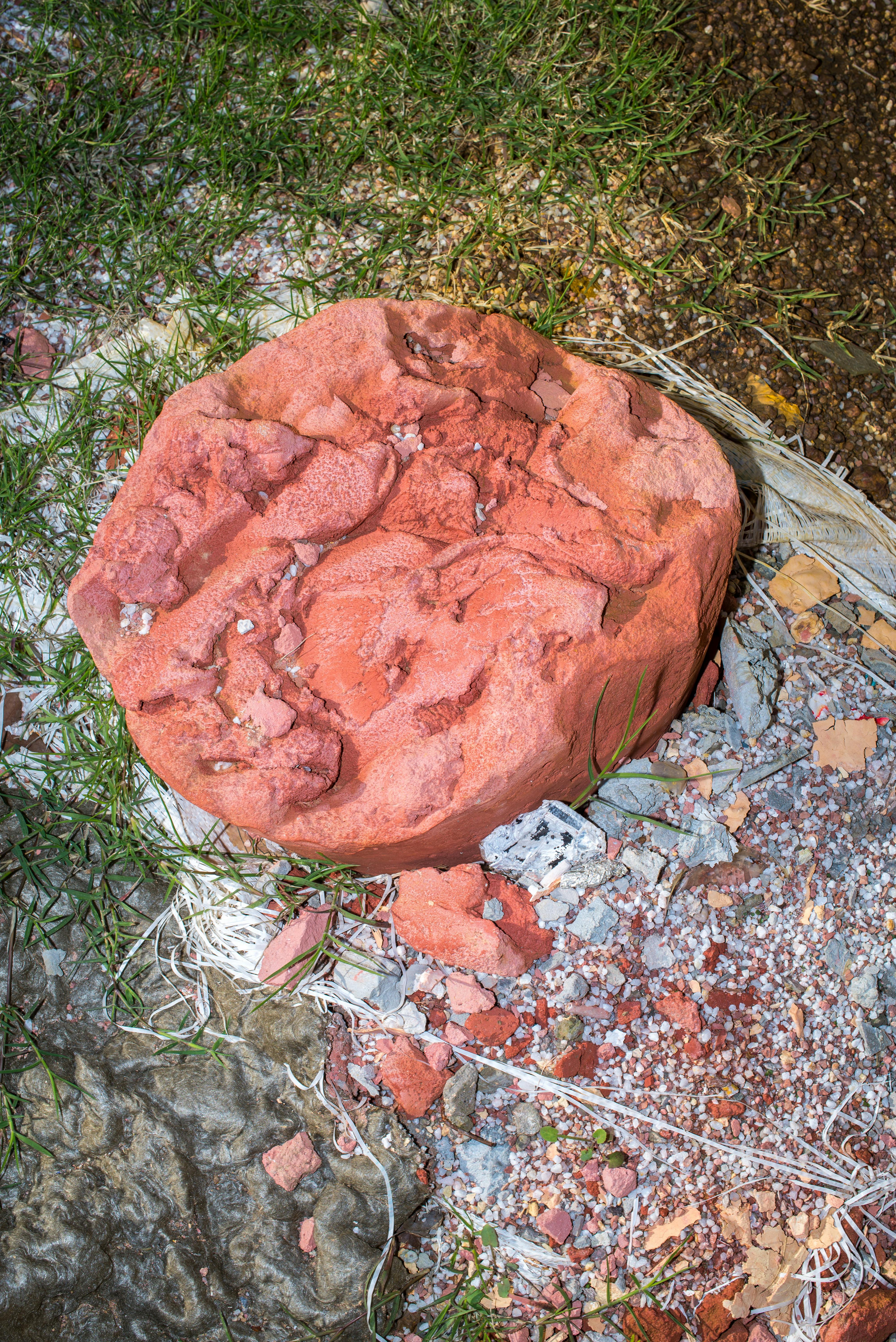 Vibrant Red Rock in Natural Outdoor Setting · Free Stock Photo