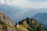 置身于郁郁葱葱的山脉和风景优美的悬崖环绕之中，体验科莫湖的壮丽景色