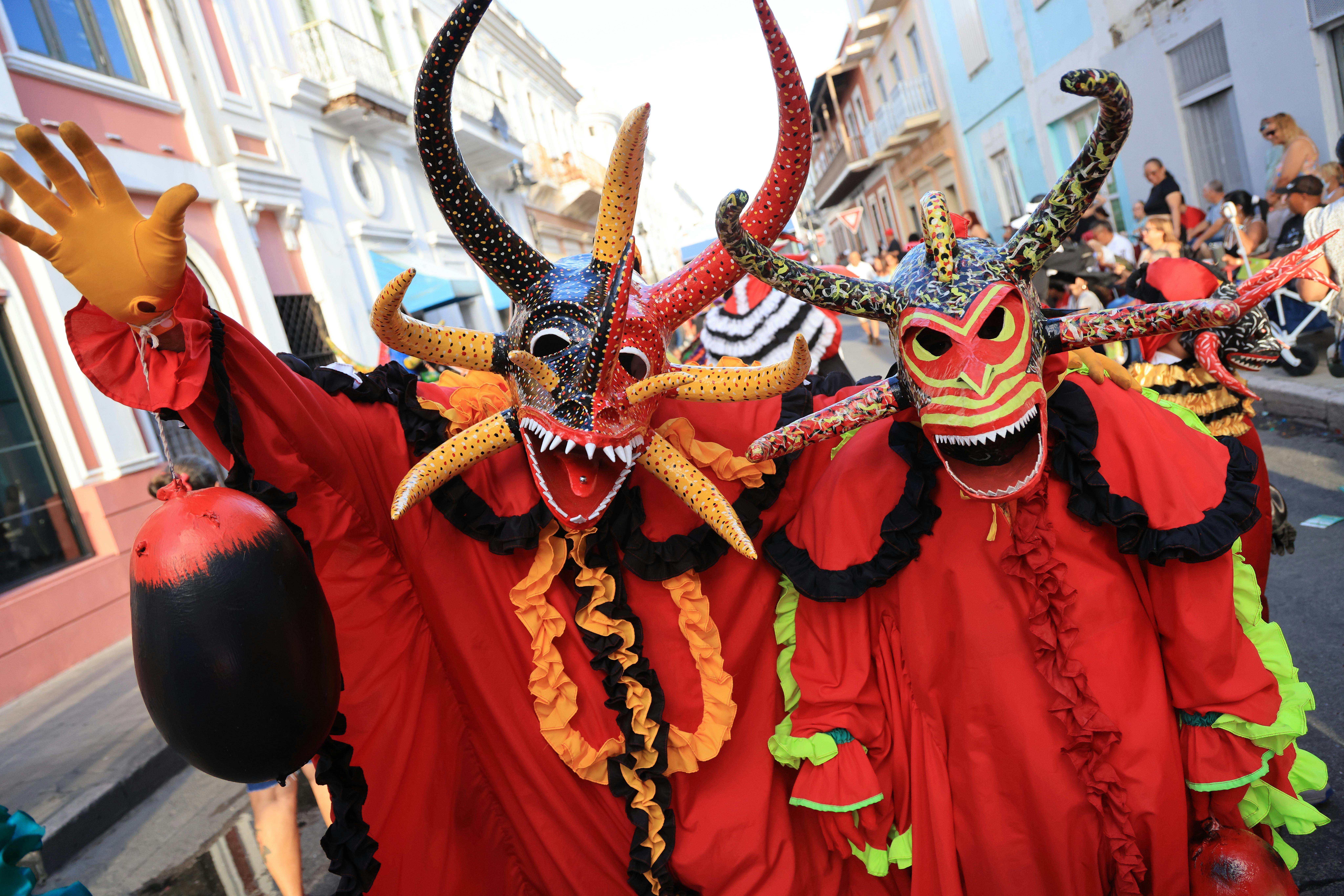 Gratuit Costumes De Festival Traditionnels Colorés En Plein Air Photos