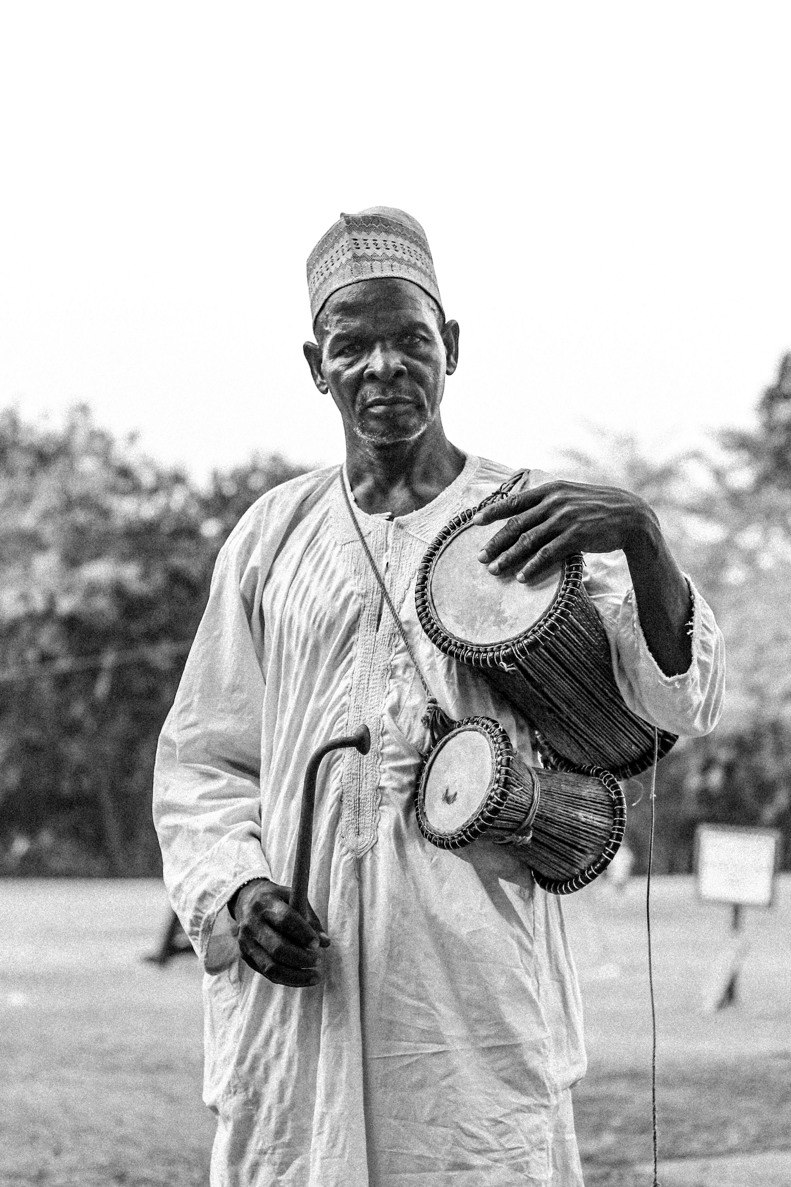 traditional-nigerian-drummer-in-cultural-attire-free-stock-photo