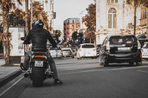 Homem Vestindo Jaqueta E Calça Andando De Motocicleta