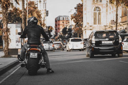 Homme Portant Une Veste Et Un Pantalon à Moto