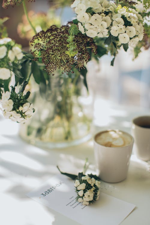 Безкоштовне стокове фото на тему «ваза, квіти, напій»