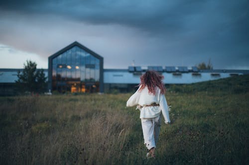 Vrouw In Het Witte Overhemd Met Lange Mouwen Lopen