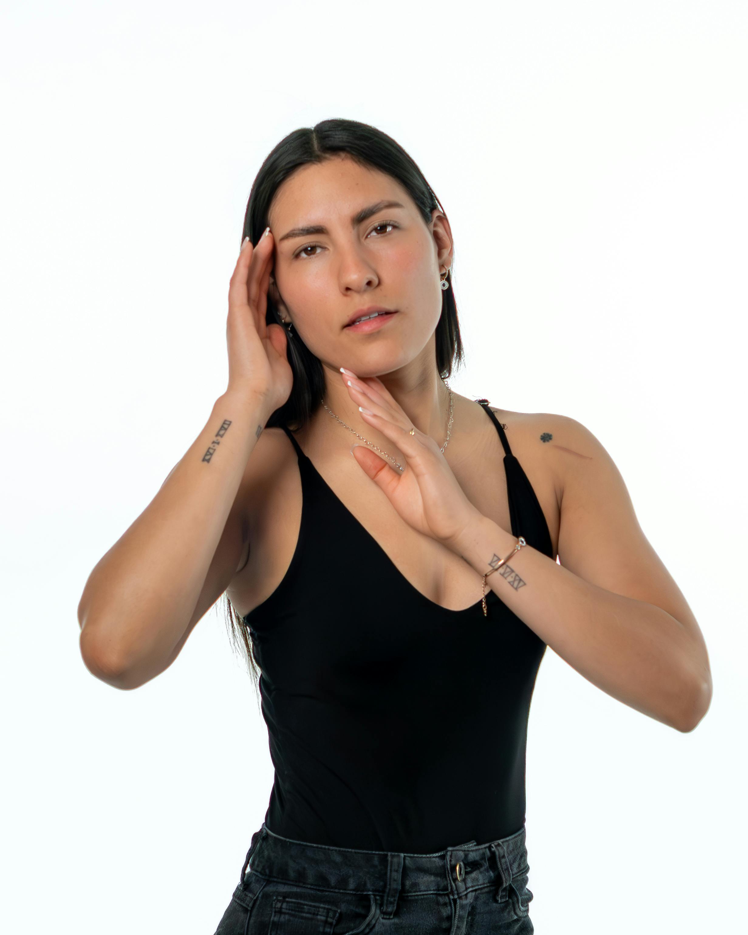 Miễn phí Chân dung nghệ thuật của một người phụ nữ với tư thế biểu cảm, thể hiện sự quyền lực và thanh lịch. Ảnh lưu trữ