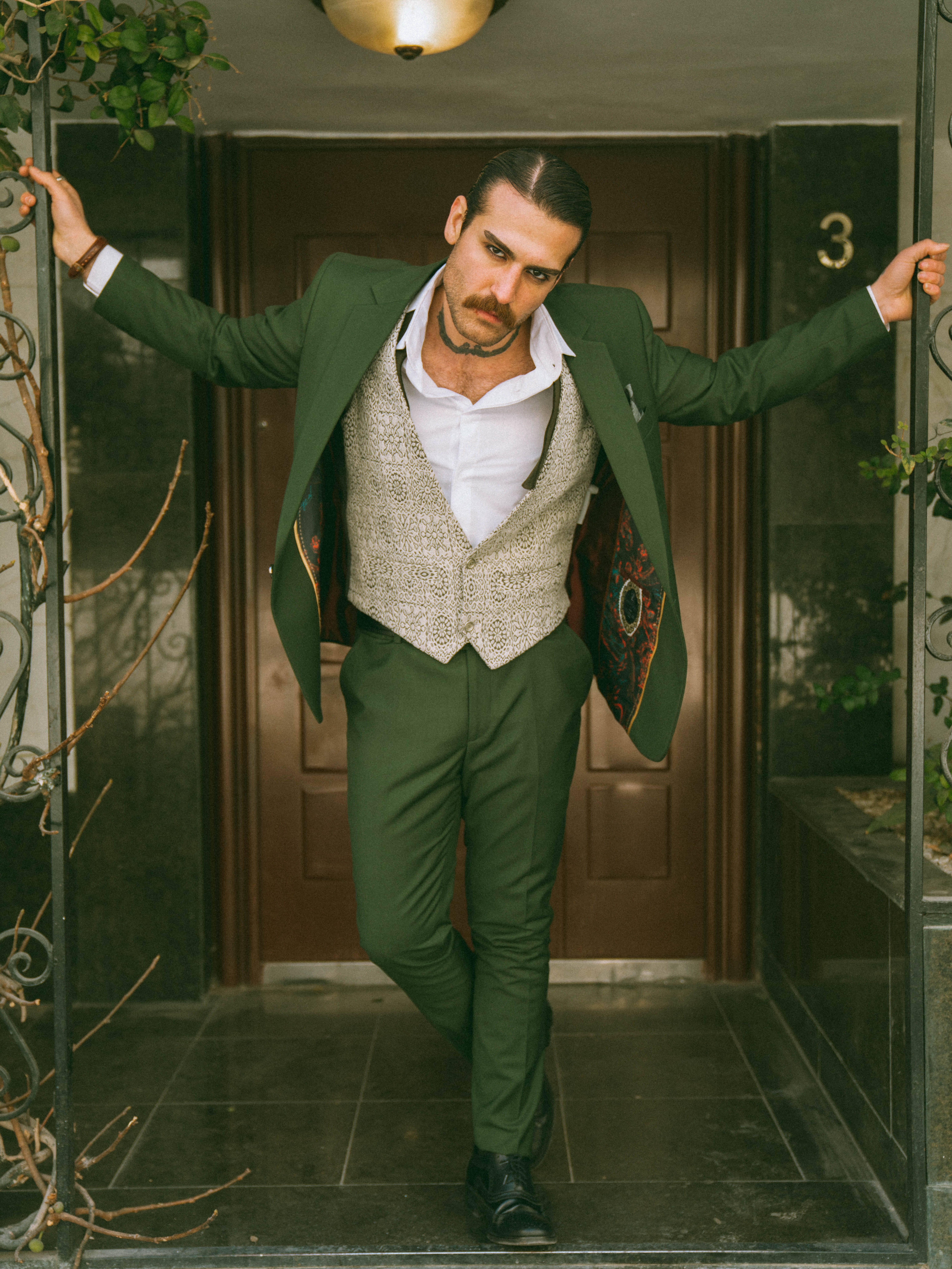Hombre Vestido Con Un Traje · Foto de stock gratuita