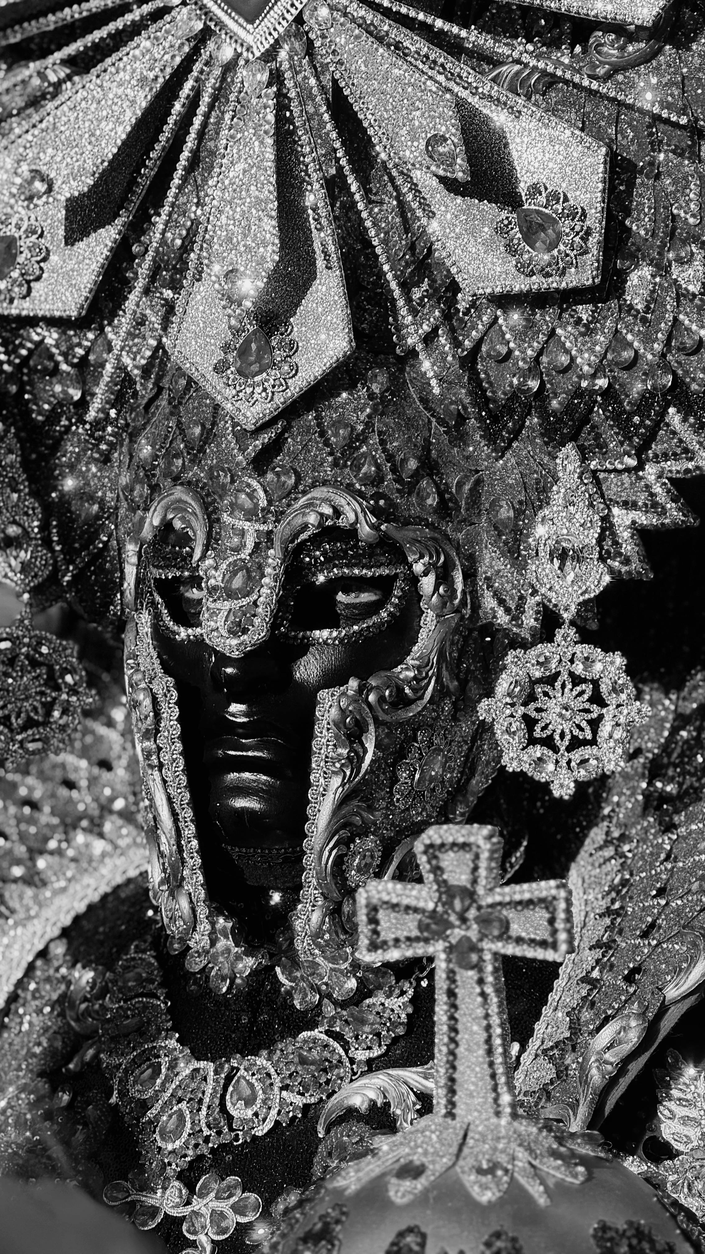 Ücretsiz Kültürel şenlikleri vurgulayan karmaşık tasarımlara sahip mücevherli karnaval maskesinin ayrıntılı siyah beyaz görüntüsü. Stok Fotoğraflar