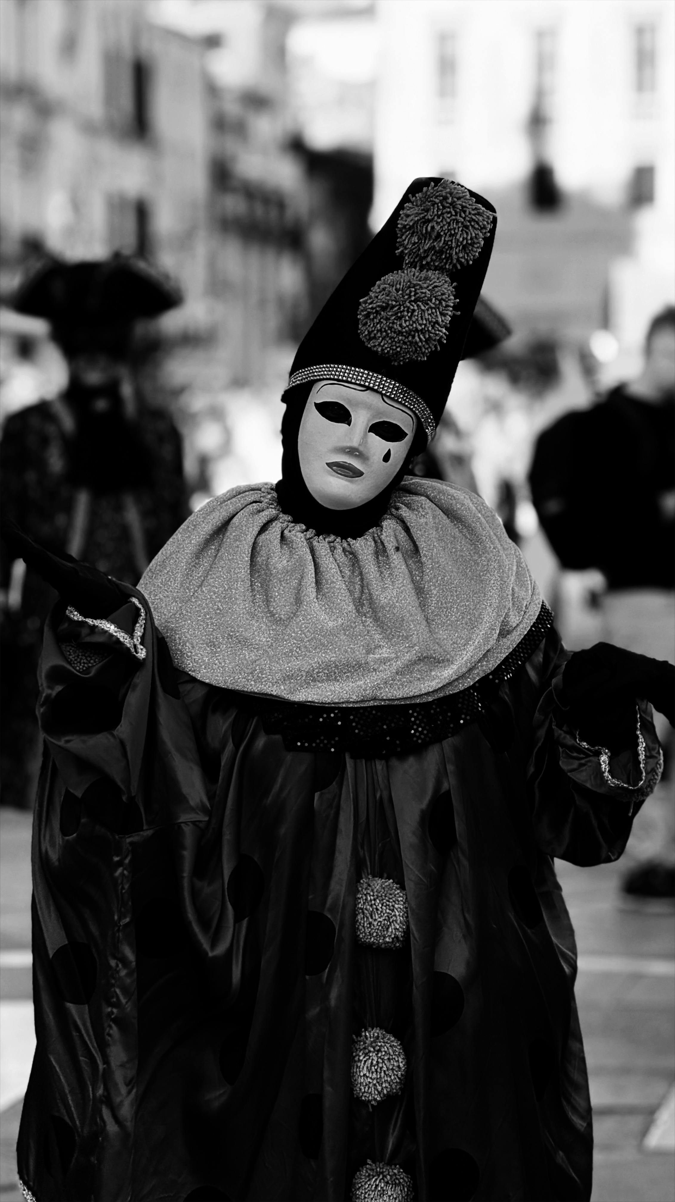 Ücretsiz Gündüz vakti geçit töreninde gizemli bir görüntü oluşturan gösterişli palyaço kostümü giymiş maskeli kişi. Stok Fotoğraflar
