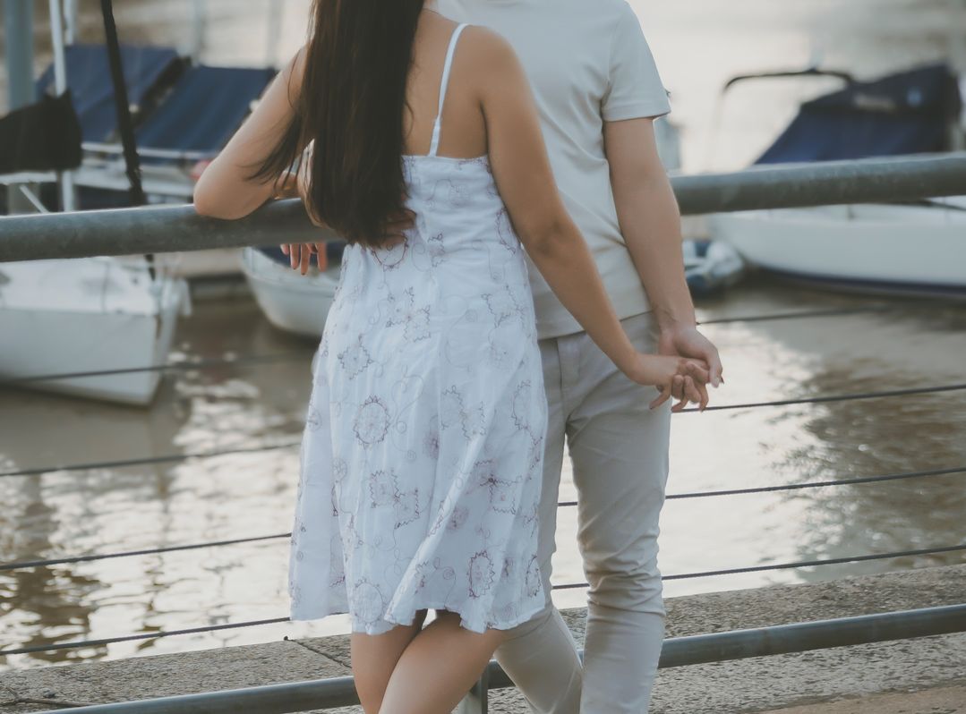 Online dating: starting a conversation on a niche platform
