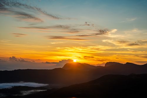Free Captivating sunrise over Sri Lankan mountains with vivid colors and serene landscapes. Stock Photo