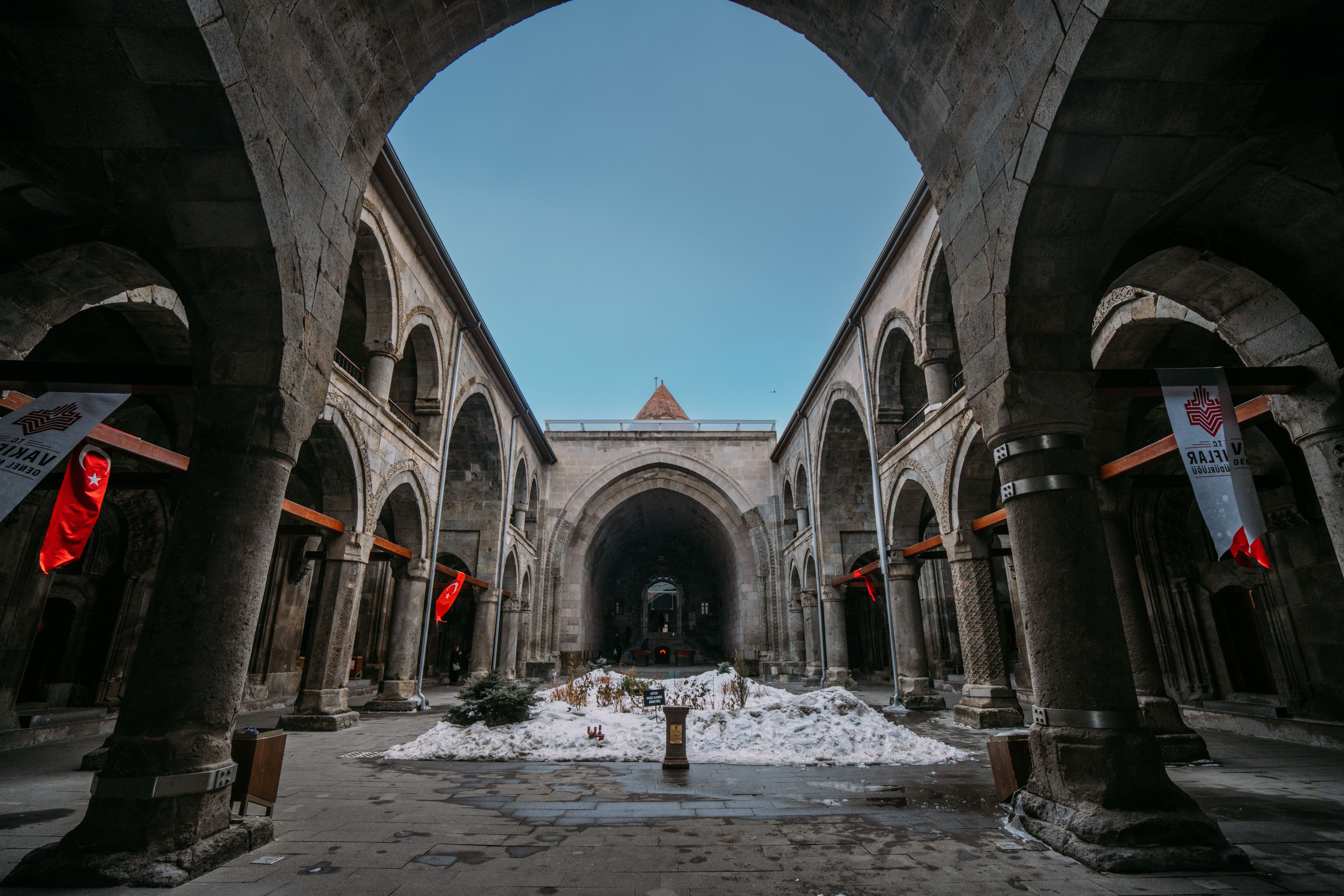 Arches en pierre complexes dans un bâtiment turc historique en hiver.