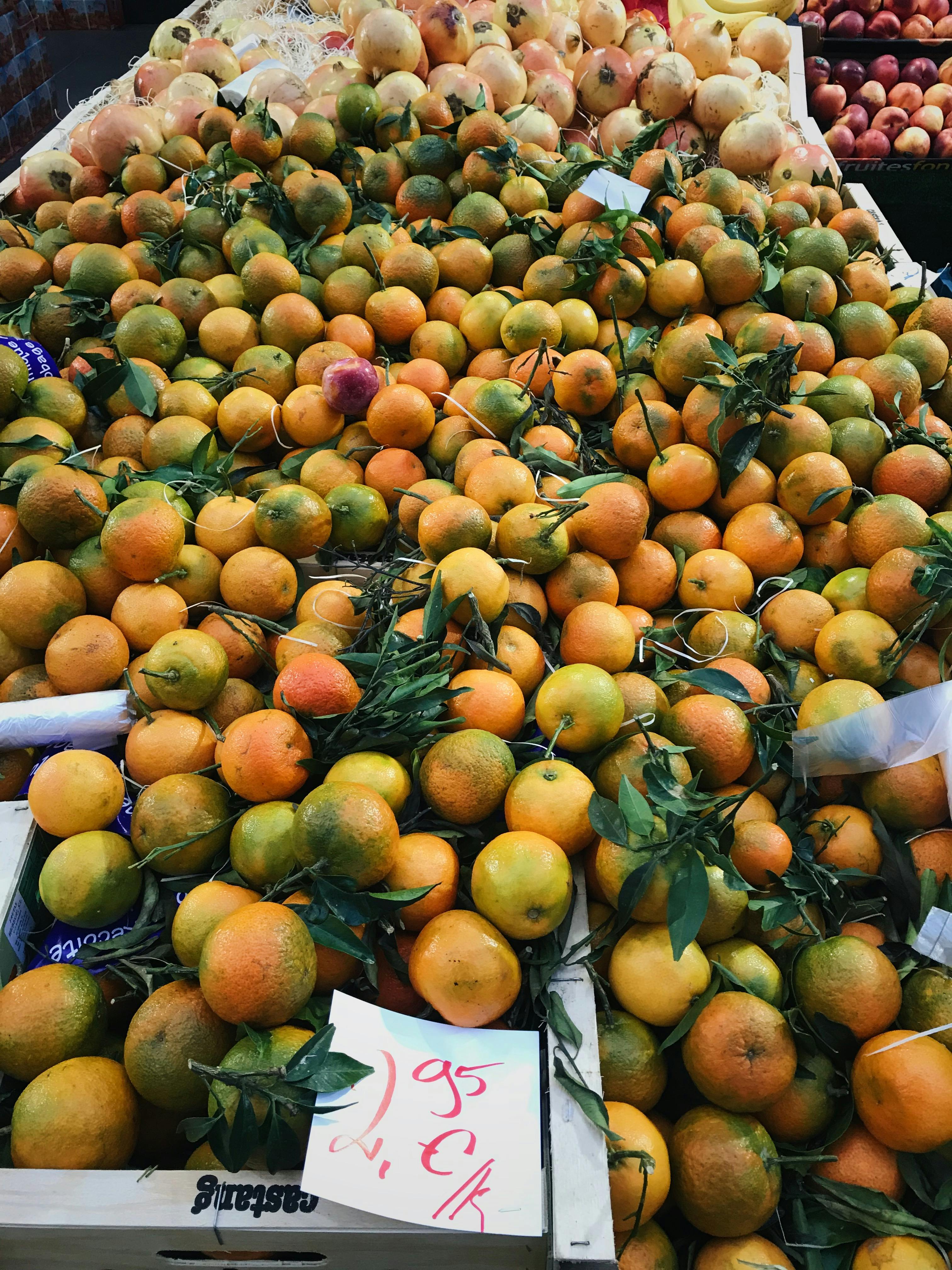 比利时布鲁塞尔的一个市场上，展示着准备出售的充满活力的橙子