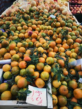 比利时布鲁塞尔的一个市场上，展示着准备出售的充满活力的橙子