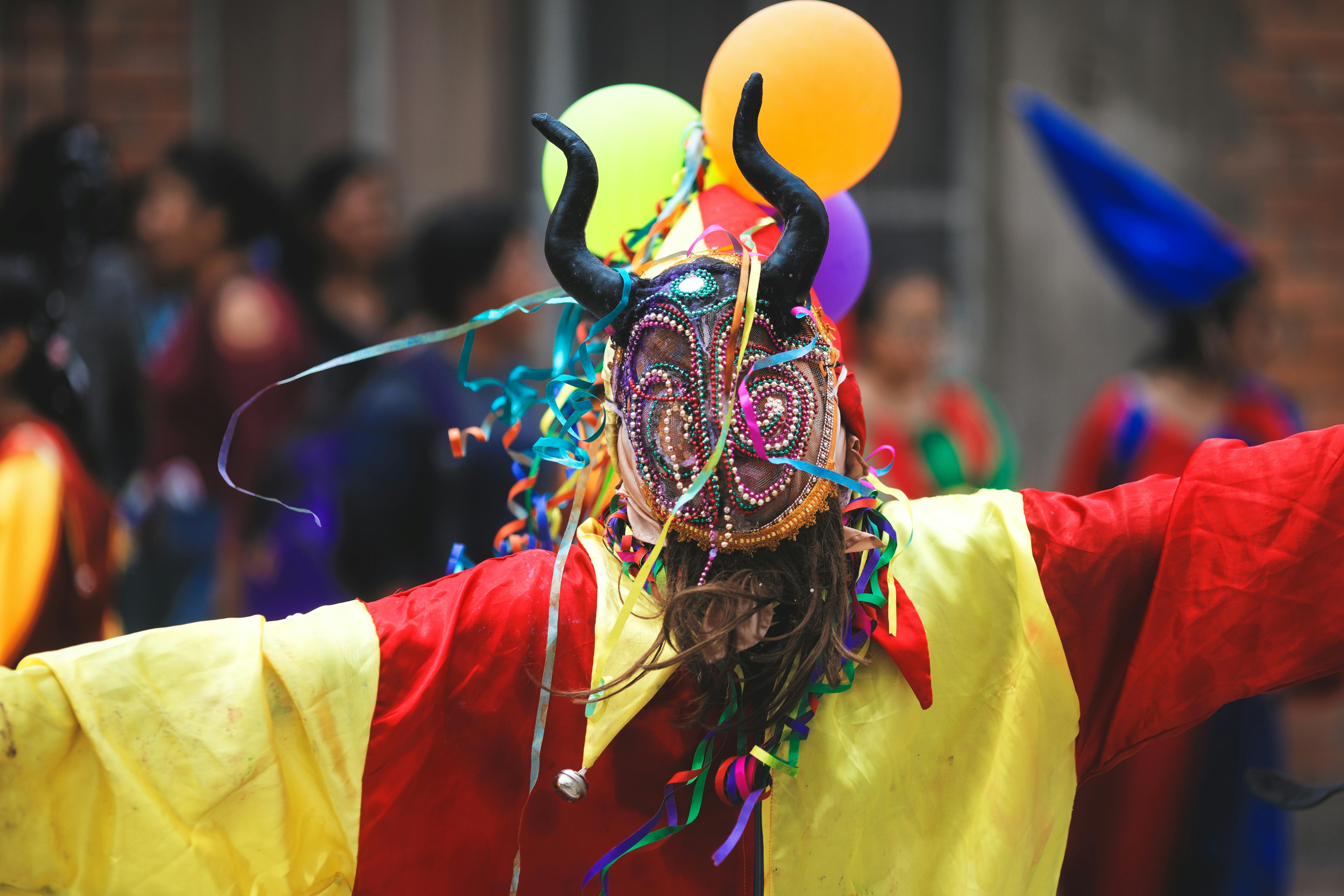 Gratuit Un artiste masqué dynamique célèbre lors d'un festival de rue à Arequipa, au Pérou. Photos