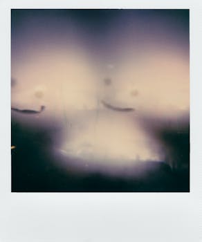 这幅空灵的抽象图像呈现出复古宝丽来效果，光线柔和，氛围朦胧