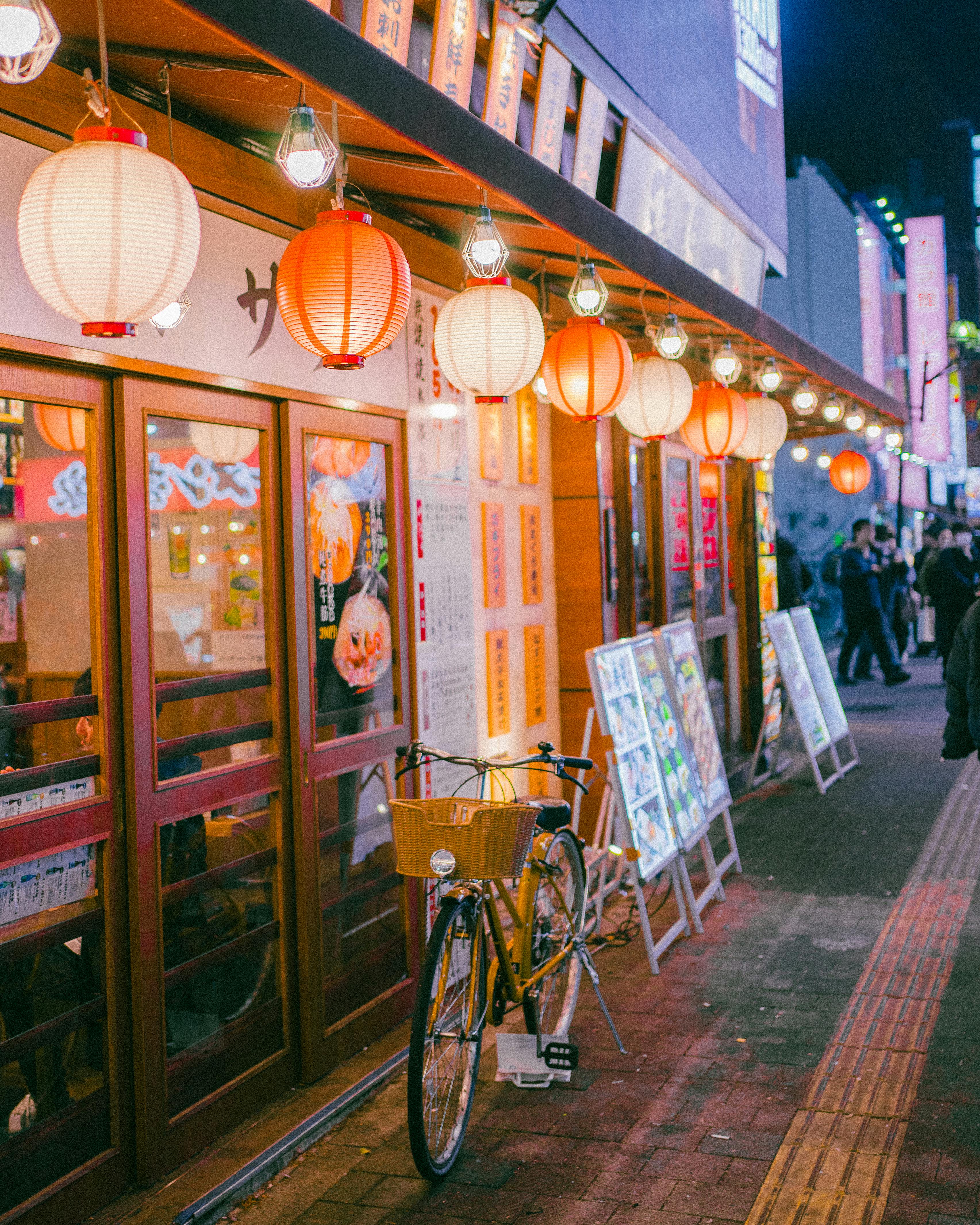 ☆昭和レトロ☆街灯☆希少☆NYな雰囲気もある☆ Vibrant Street View of Lantern-Lit Japanese Alley · Free Stock Photo