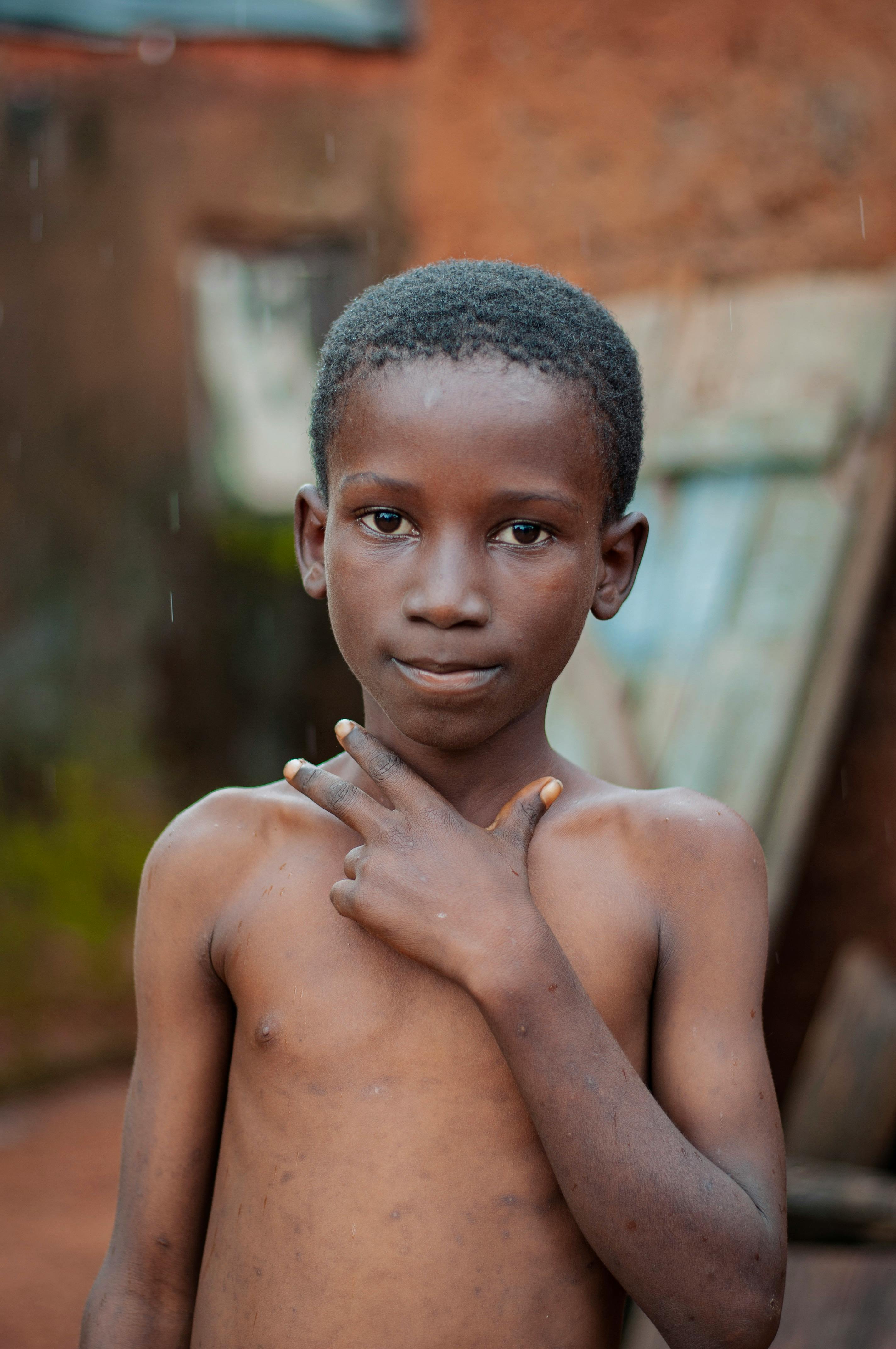 上半身裸　少年 あごの下に左手を持つ上半身裸の少年 · 無料の写真素材
