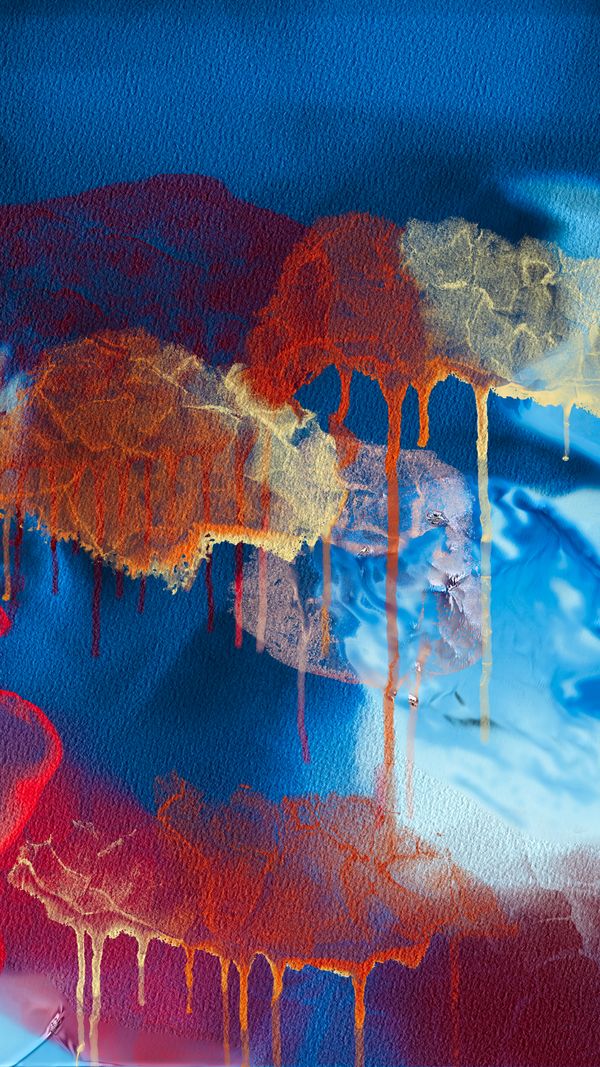 Pintura abstrata vívida com gotejamentos de laranja, azul e vermelho em tela texturizada.