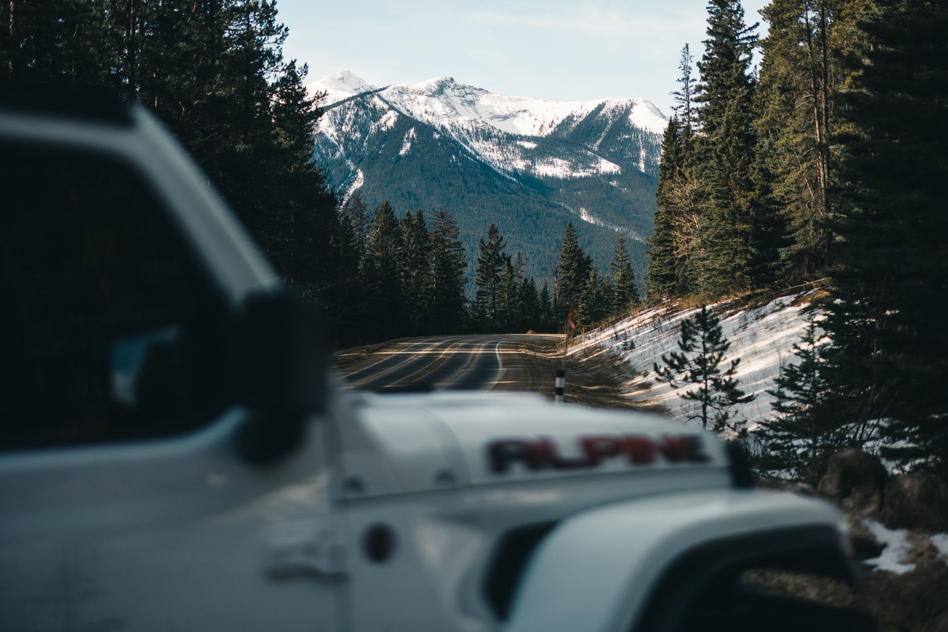 Geheimnisvolle Automobil-Aufnahme mit Straße & Winter
