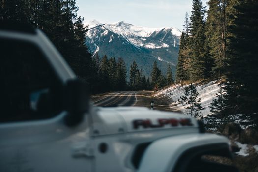 Geheimnisvolle Automobil-Aufnahme mit Straße & Winter